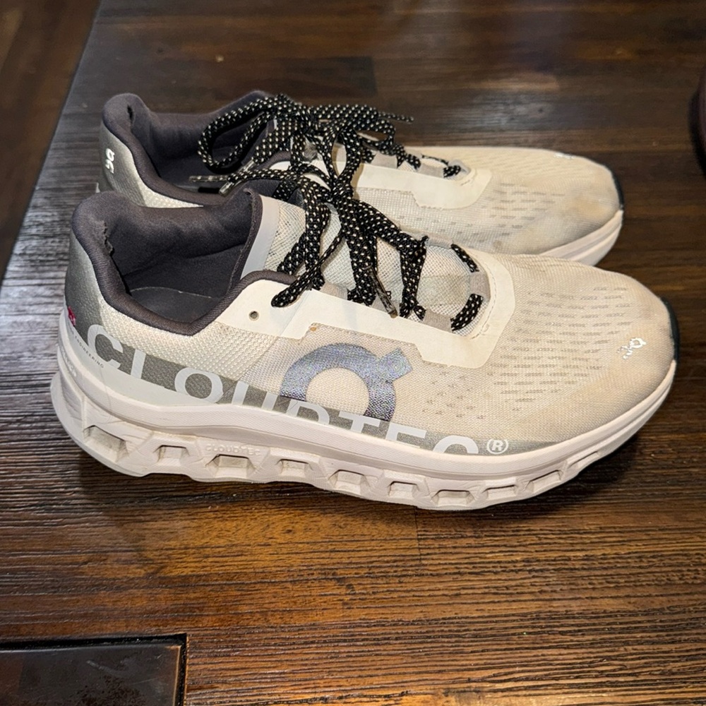 Used On Cloud running shoes Women’s